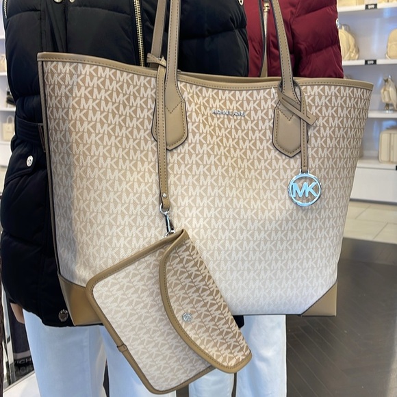 Michael Kors Eva Large Ombré Signature Logo Shoulder Tote Bag
Husk
NWT - Picture 14 of 16